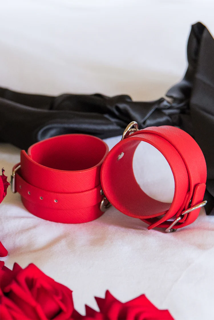 Chained Cuffs Red - Image 3